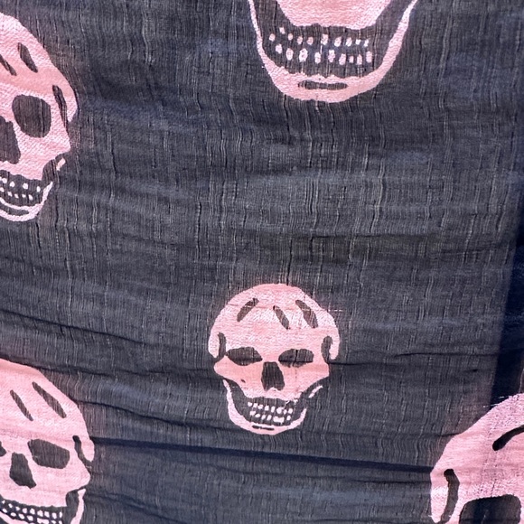 Alexander McQueen Skulls Scarf - Picture 6 of 11
